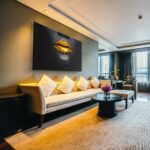 golden-lips-glass-room